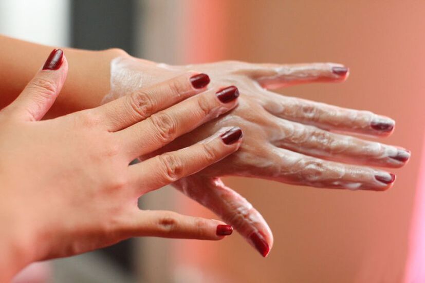 Εφαρμογή κρέμας στα χέρια για αναζωογόνηση του δέρματος